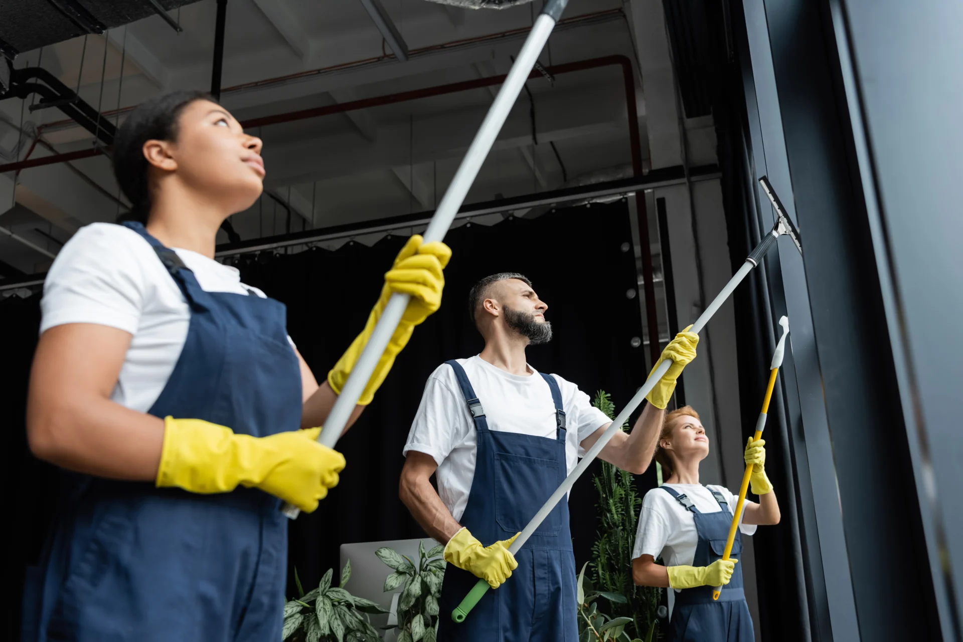Reinigungskraft bei der Gebäudereinigung in Hannover