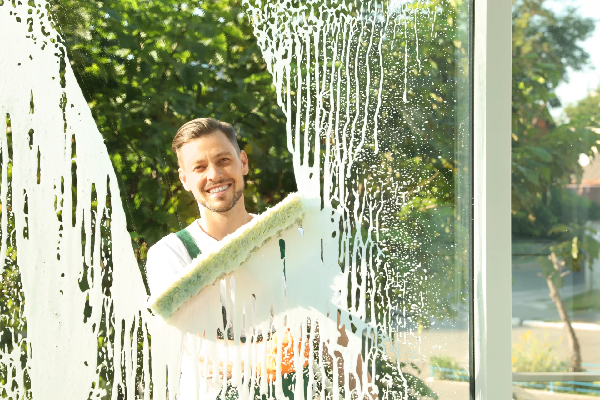 Glasfläche mit Wassertropfen und Lichtreflexen