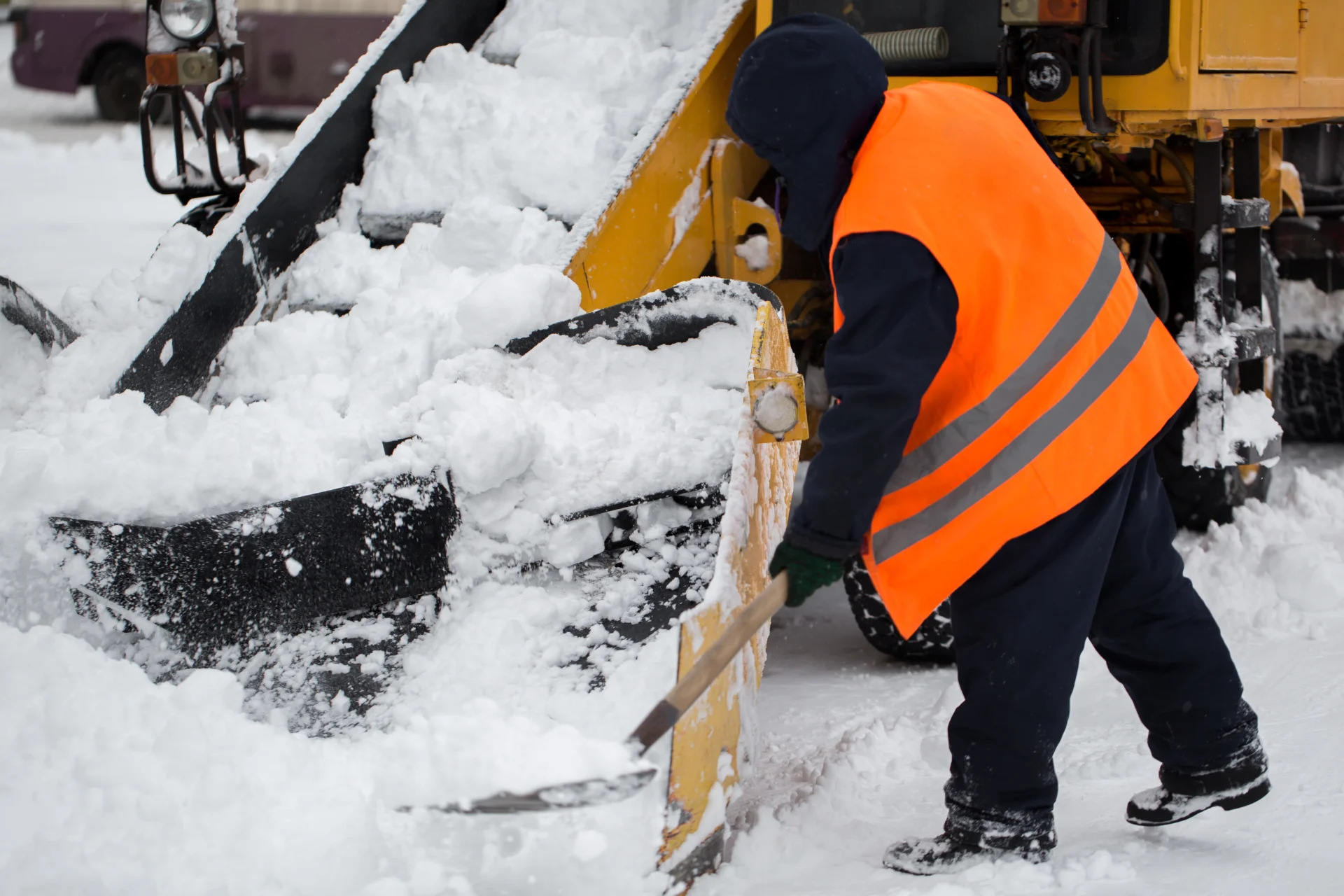 Räumfahrzeug beseitigt Schnee von der Straße