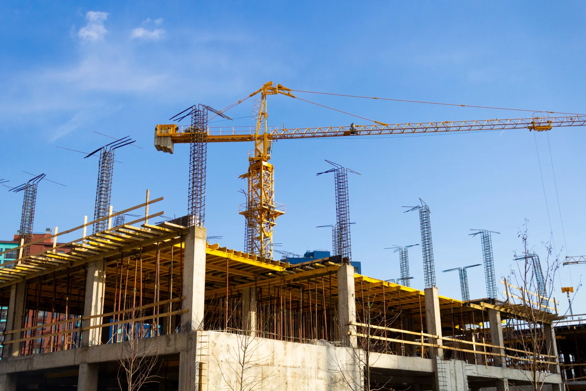 crane-and-building-under-construction-on-a-sunny-d-2026-03-16-02-12-26-utc
