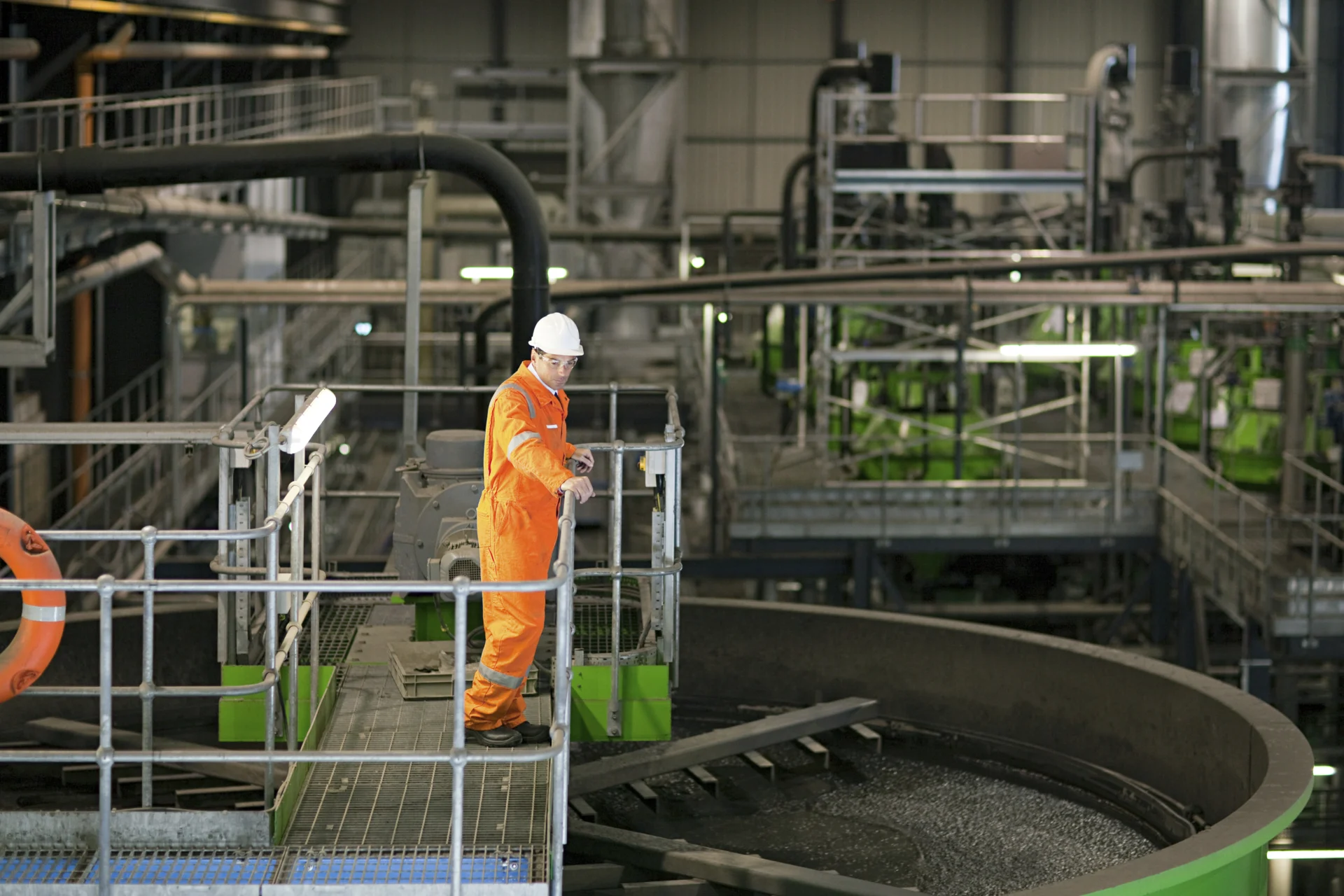 Techniker in einer Produktionshalle