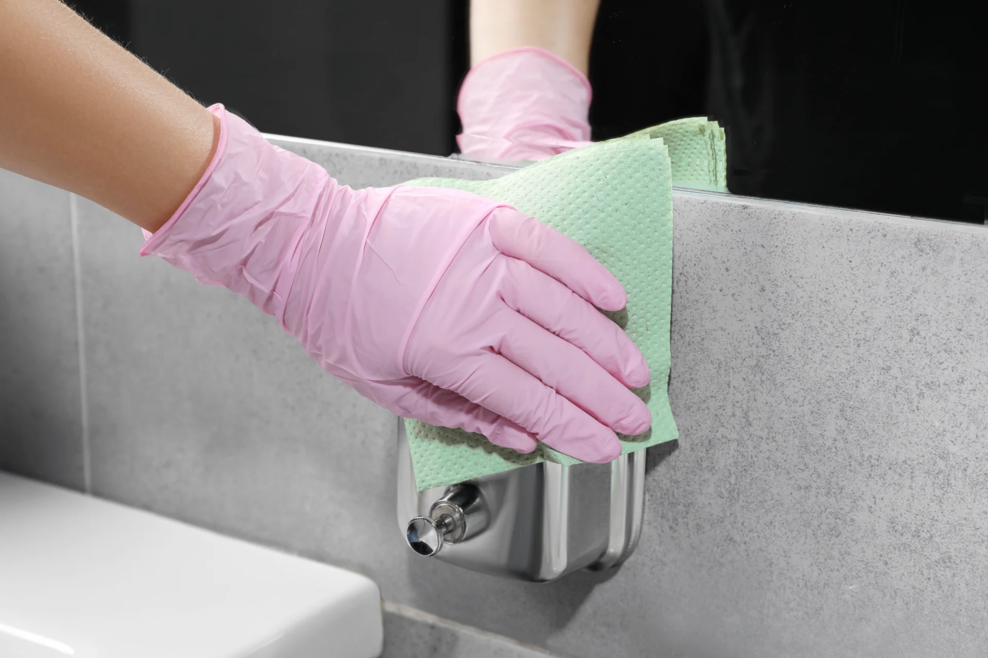 Reinigung von Sanitärflächen im Badezimmer