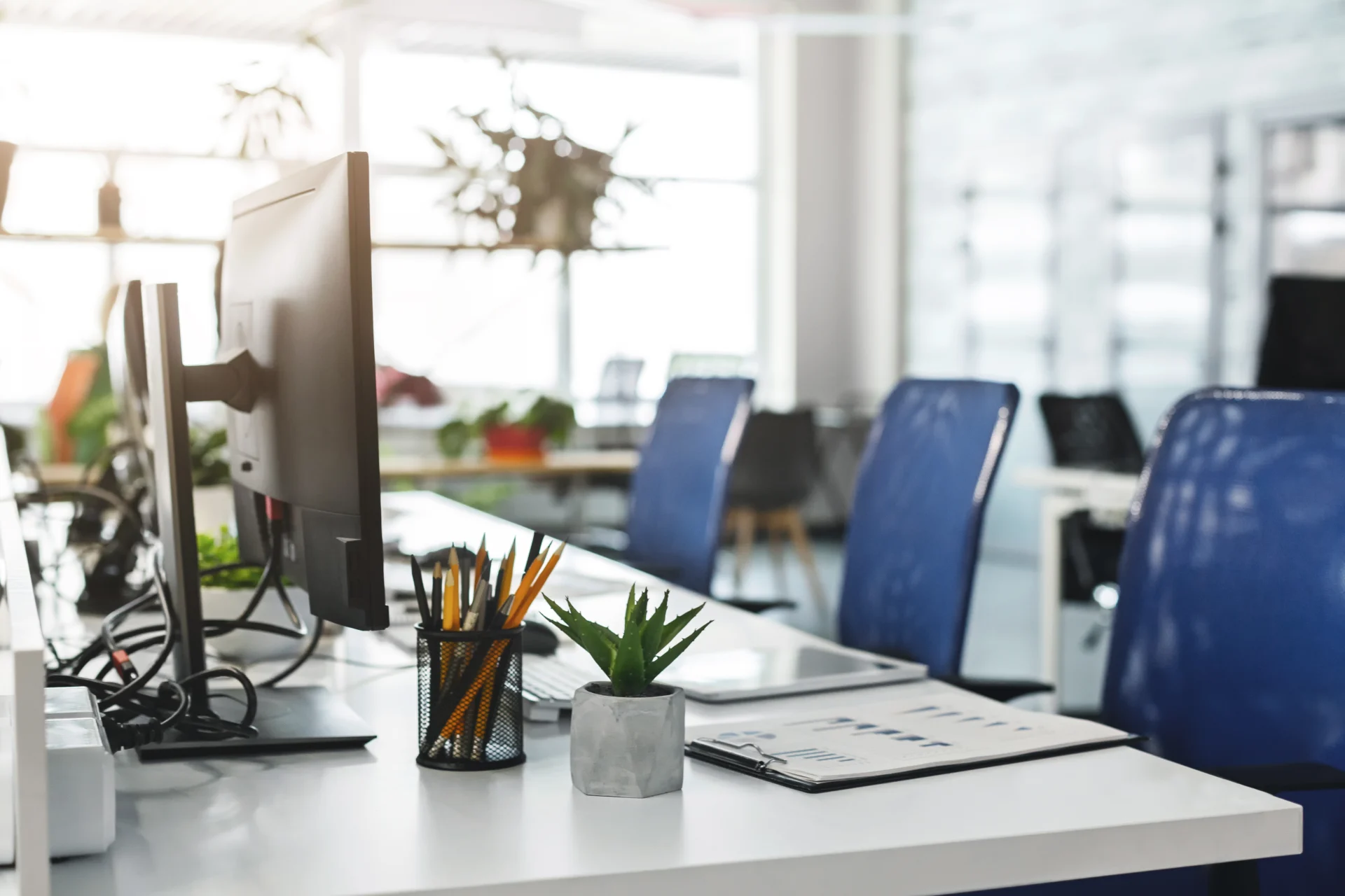 Sauberes, modernes Coworking-Büro nach der Reinigung