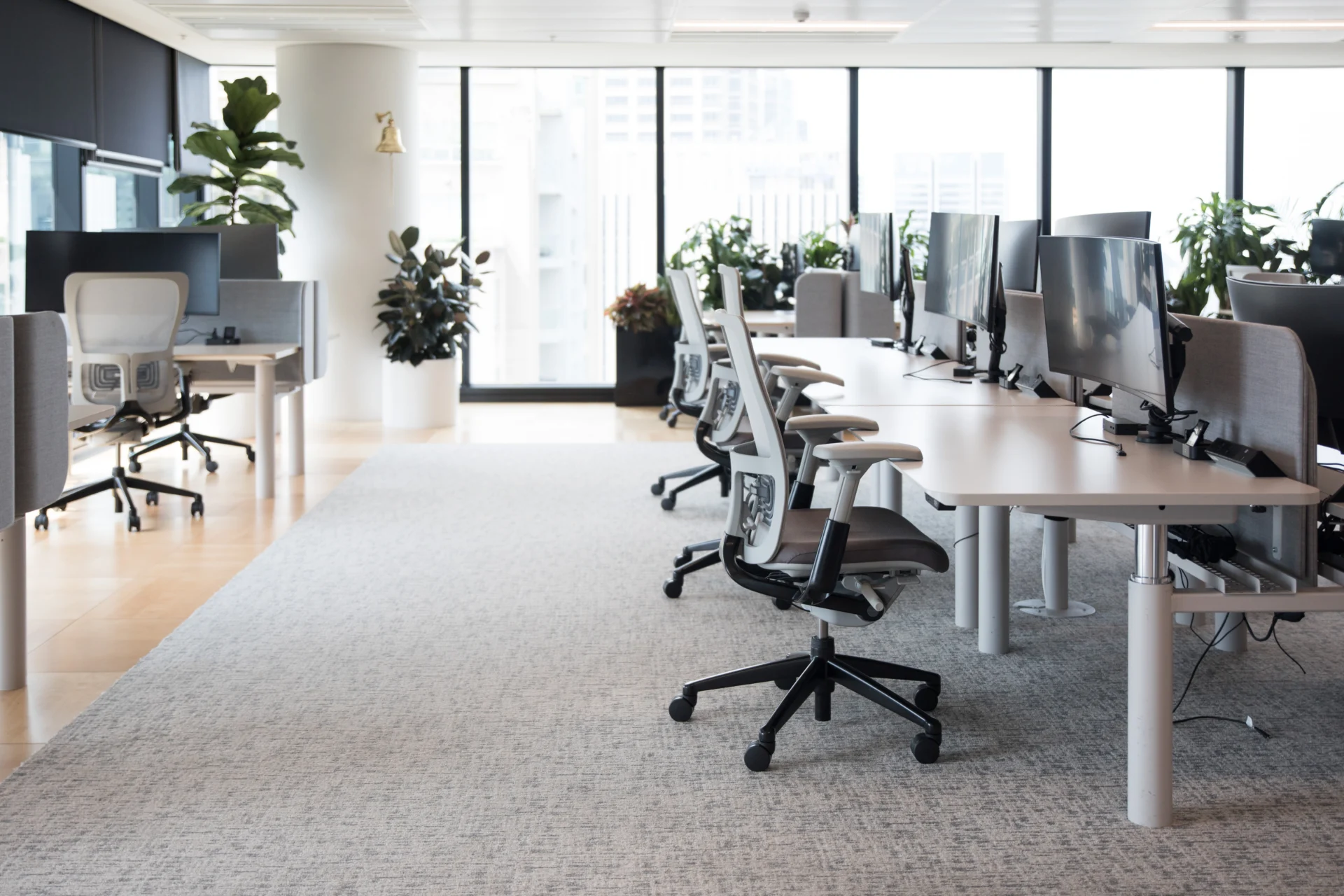 Gepflegtes Büro mit sauberen Arbeitsflächen