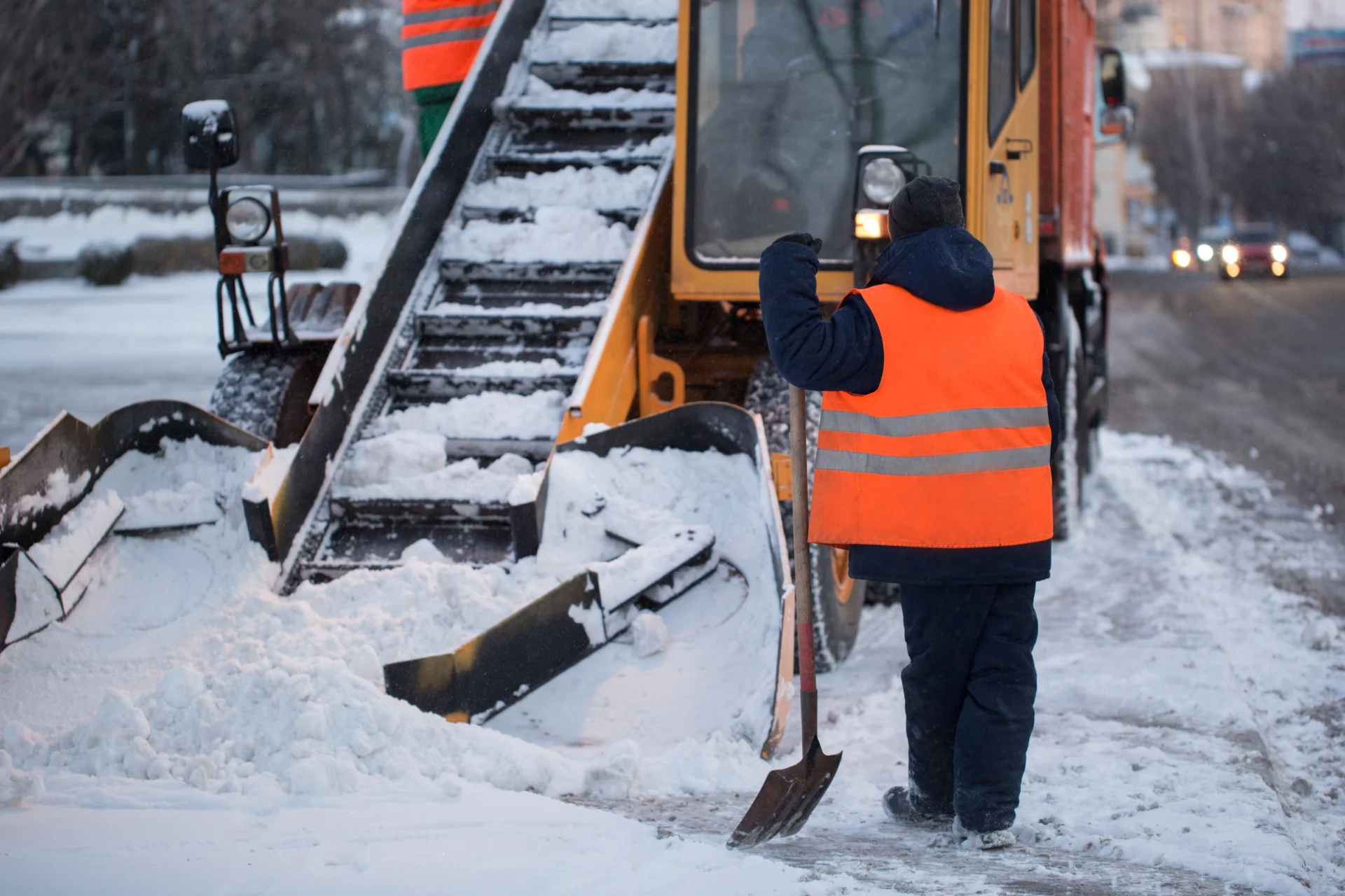 Traktor räumt Schnee von der Fahrbahn