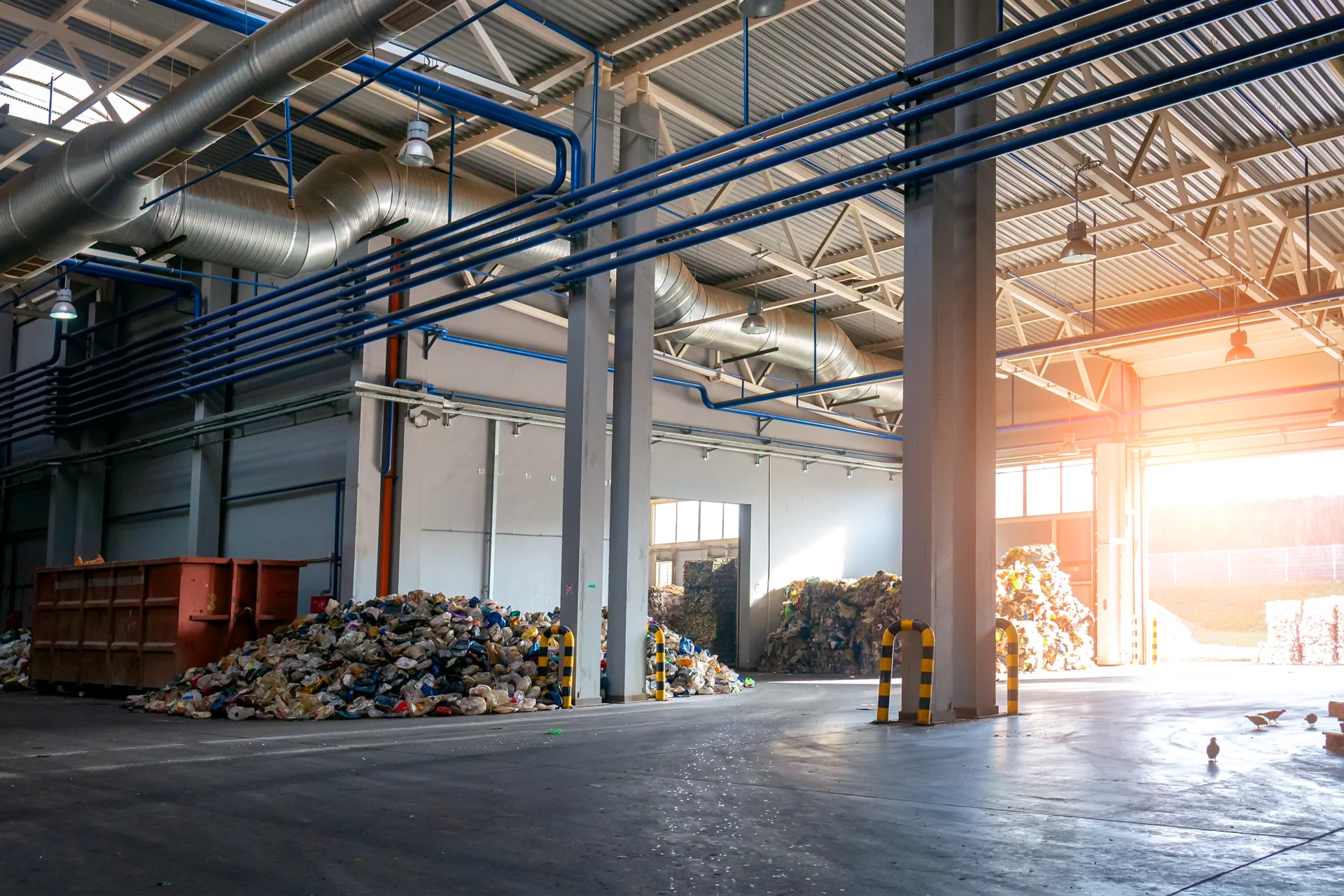 Sortierhalle in einem Recyclingbetrieb