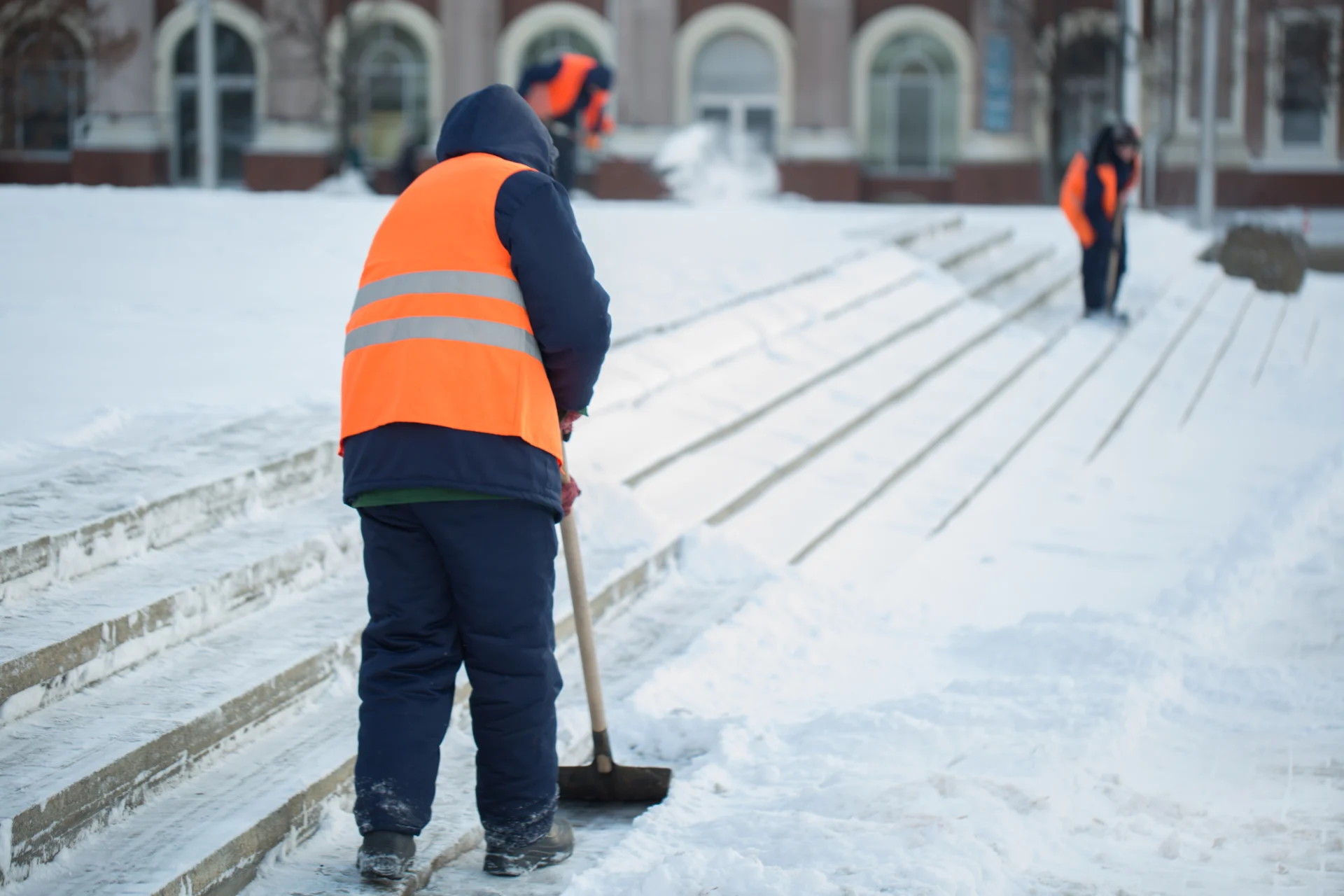 Winterdienst Hannover – Mitarbeiter beim Schneeräumen
